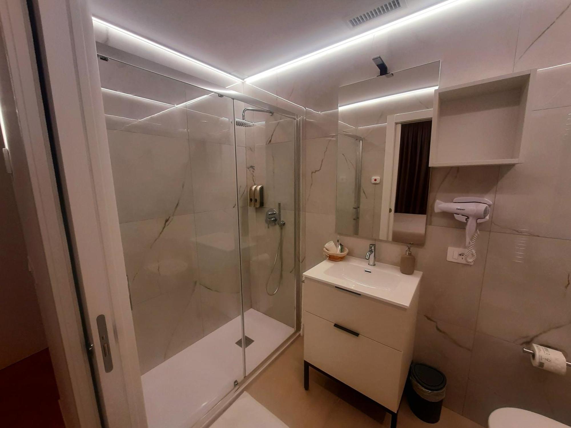 Mako Suites - Centro E Stazione Монца Экстерьер фото